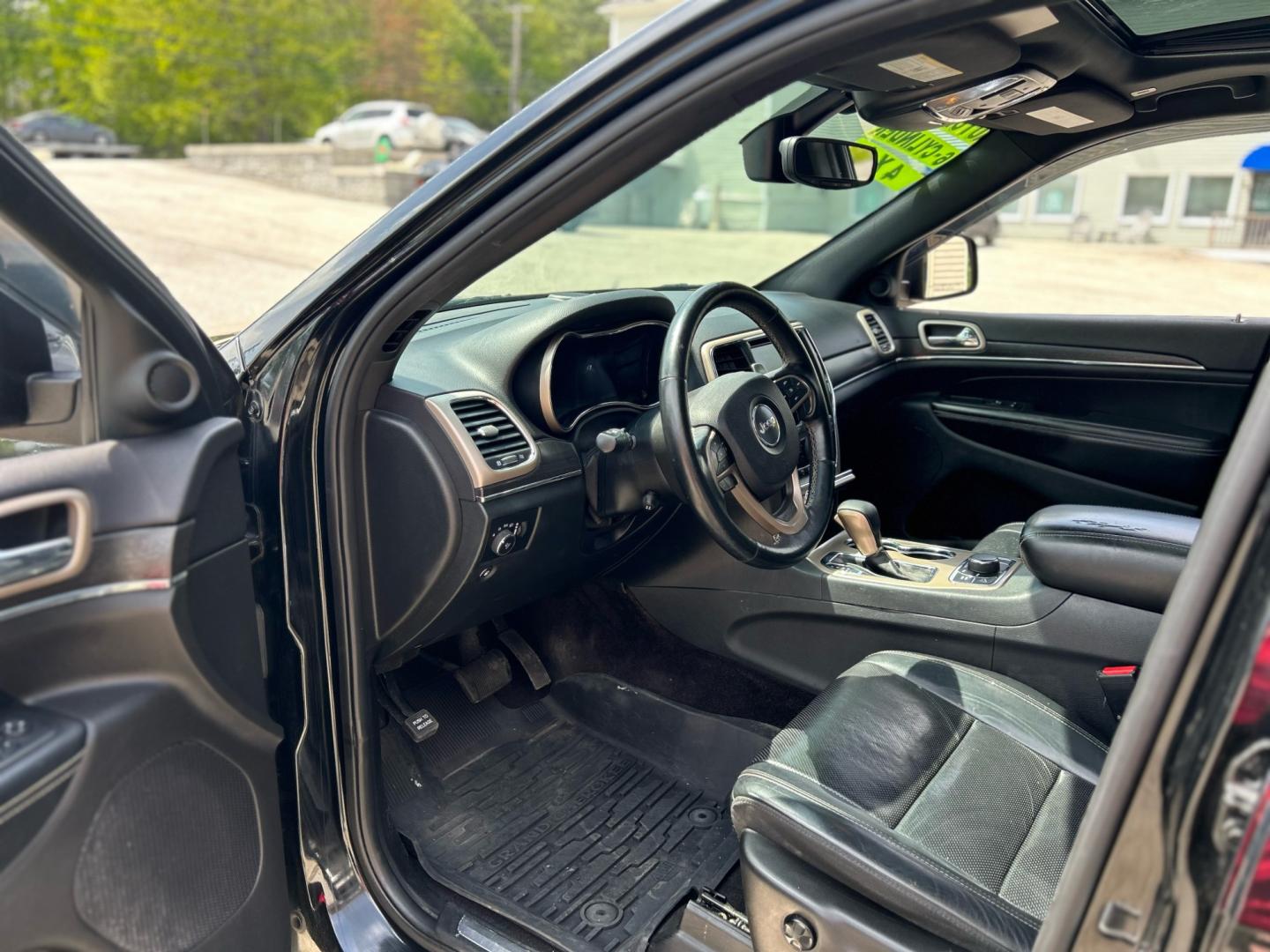 2017 Black /Black Jeep Grand Cherokee Limited 4WD (1C4RJFBG1HC) with an 3.6L V6 DOHC 24V engine, 8A transmission, located at 27 Main St., Norway, MD, 04268, (207) 743-0900, 44.199795, -70.530807 - Photo#5